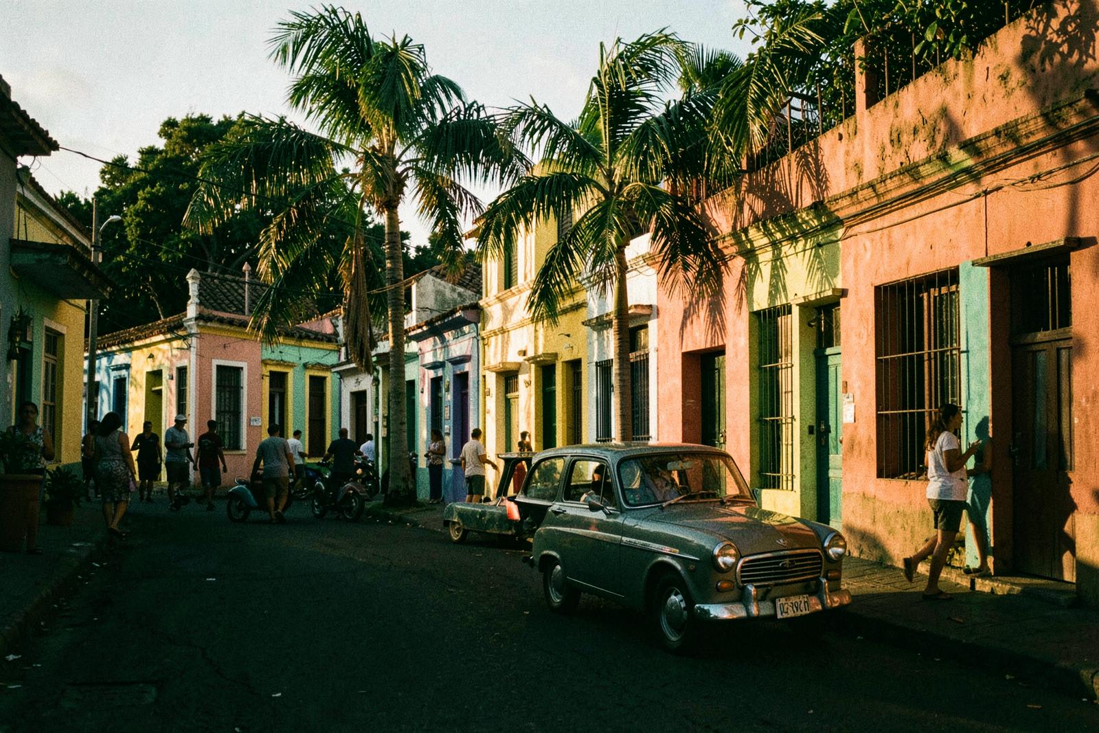Calle tropical de Puerto Rico al atardecer